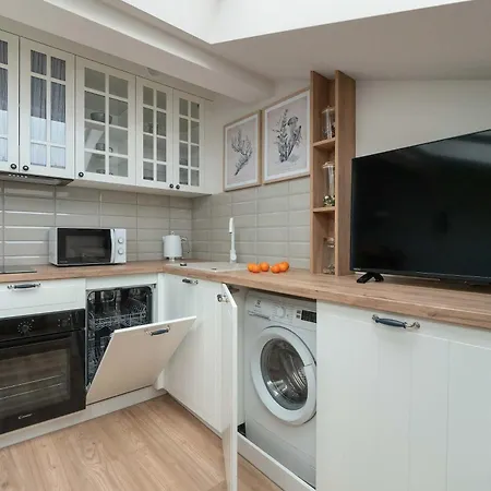 Apartment Cozy With Air Conditioning Near Plac Wolnosci By Renters