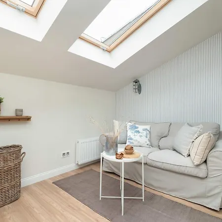 Cozy With Air Conditioning Near Plac Wolnosci By Renters Apartamento *